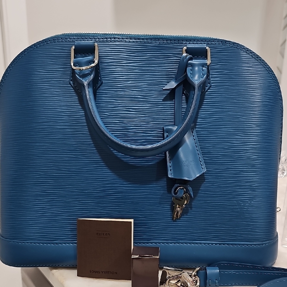 Elegant LV Cyan Epi Leather Alma PM Handbag - Picture 4 of 16